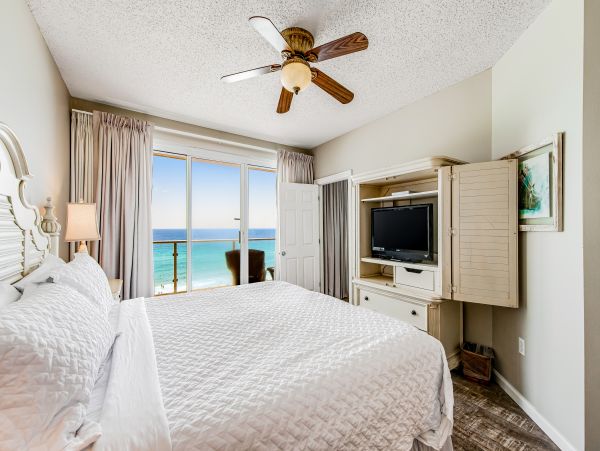 Oceanfront Luxury Vacation Condo with Amazing Views Sleeps 6