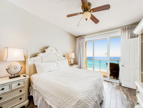 Oceanfront Luxury Vacation Condo with Amazing Views Sleeps 6
