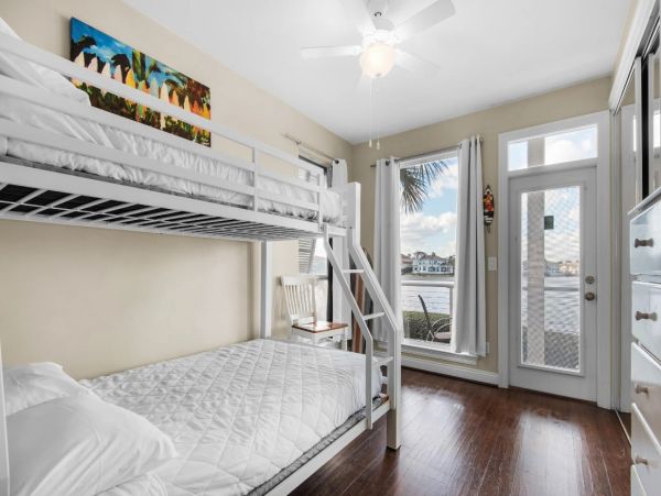 Lake View Two Bedroom Vacation Condo in Destin