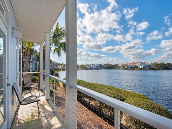 Lake View Two Bedroom Vacation Condo in Destin