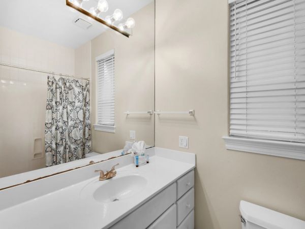 Lake View Two Bedroom Vacation Condo in Destin