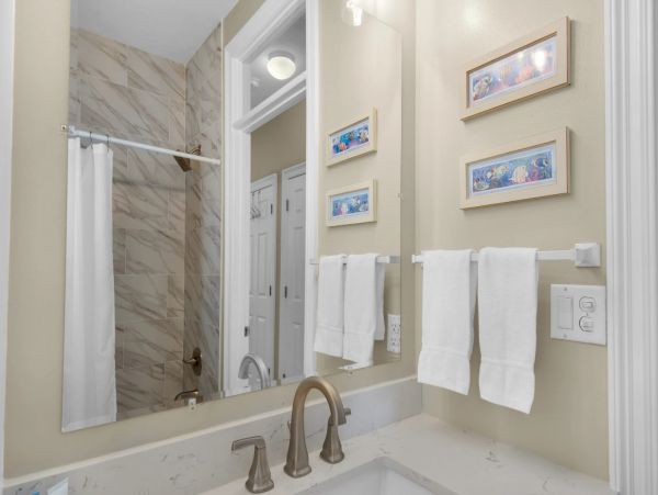 Lake View Two Bedroom Vacation Condo in Destin