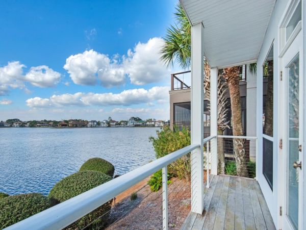 Lake View Two Bedroom Vacation Condo in Destin