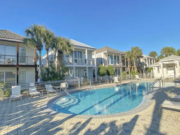 Lake View Two Bedroom Vacation Condo in Destin