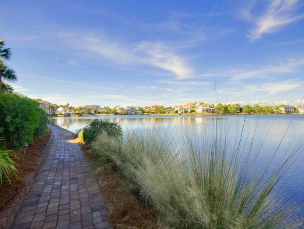 Lake View Two Bedroom Vacation Condo in Destin