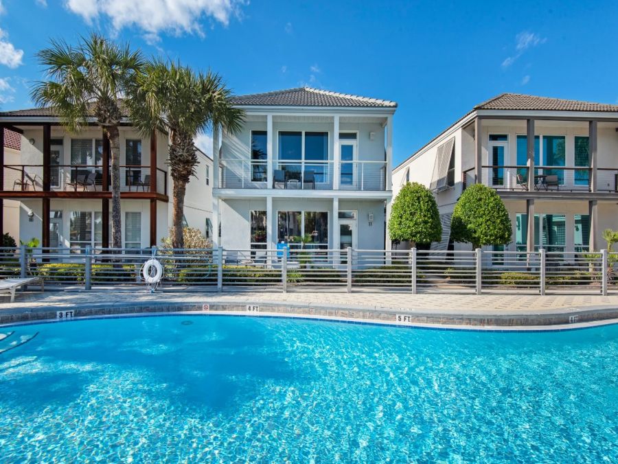 Lake View Two Bedroom Vacation Condo in Destin