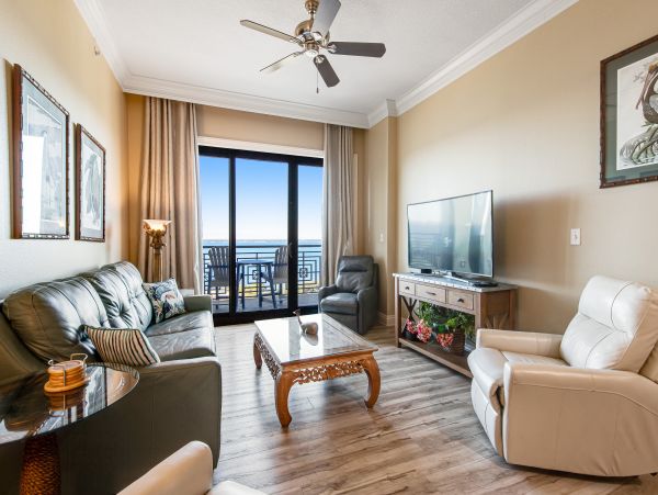 Penthouse Condo in Destin 3-Bedroom- Stunning Bay Views