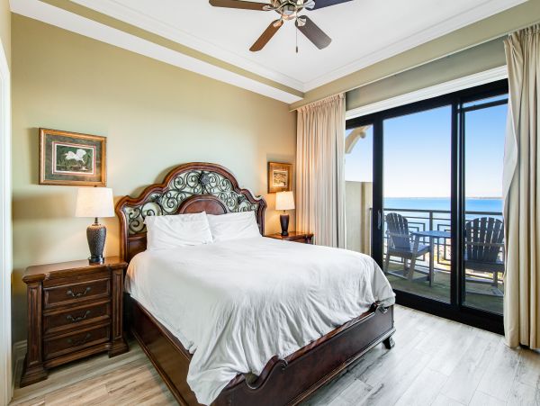 Penthouse Condo in Destin 3-Bedroom- Stunning Bay Views