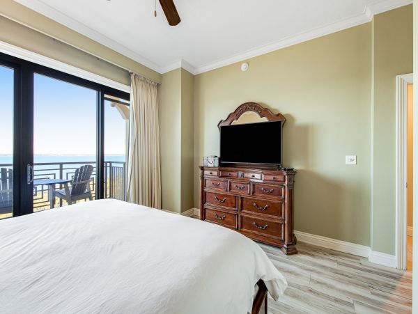 Penthouse Condo in Destin 3-Bedroom- Stunning Bay Views