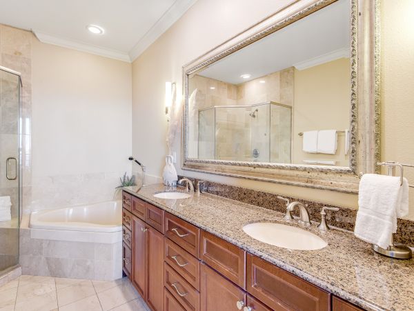 Penthouse Condo in Destin 3-Bedroom- Stunning Bay Views