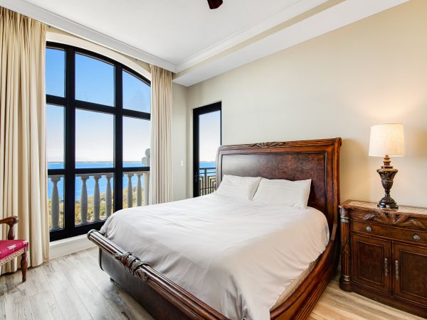 Penthouse Condo in Destin 3-Bedroom- Stunning Bay Views