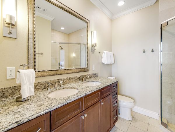 Penthouse Condo in Destin 3-Bedroom- Stunning Bay Views