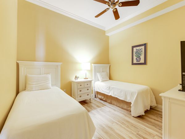 Penthouse Condo in Destin 3-Bedroom- Stunning Bay Views