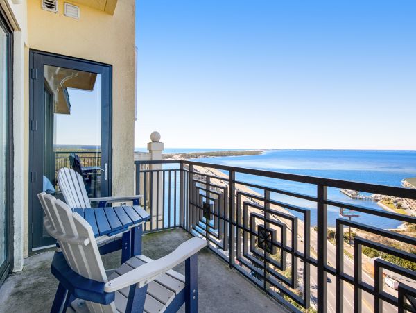 Penthouse Condo in Destin 3-Bedroom- Stunning Bay Views