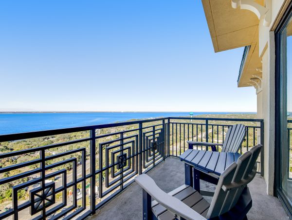 Penthouse Condo in Destin 3-Bedroom- Stunning Bay Views