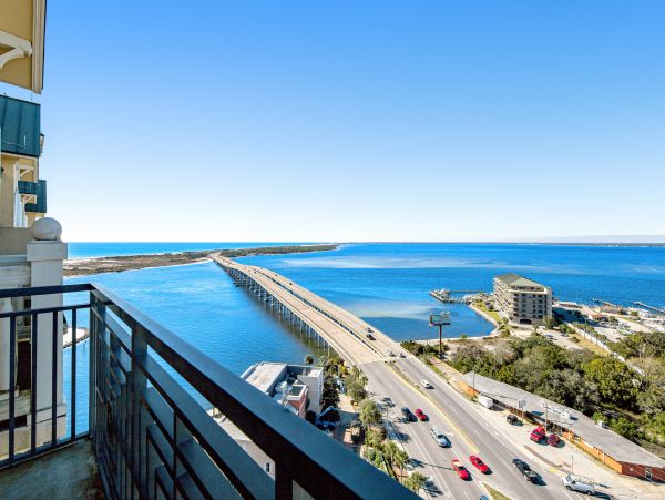 Penthouse Condo in Destin 3-Bedroom- Stunning Bay Views
