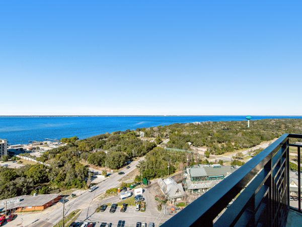 Penthouse Condo in Destin 3-Bedroom- Stunning Bay Views