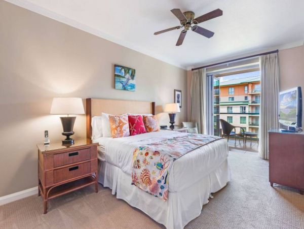 Oceanfront Kaanapali Condo for 6 guests