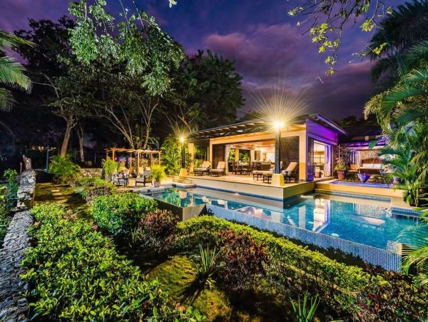 Luxury Beachfront 4 Bedroom Villa in Tamarindo