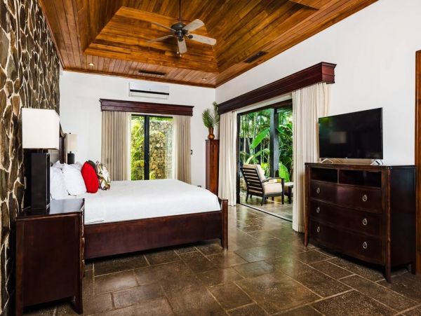 Luxury Beachfront 4 Bedroom Villa in Tamarindo