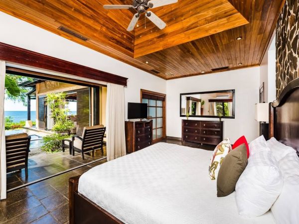 Luxury Beachfront 4 Bedroom Villa in Tamarindo