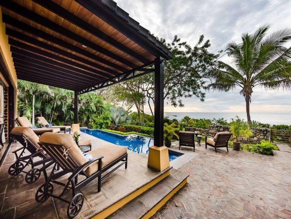 Luxury Beachfront 4 Bedroom Villa in Tamarindo