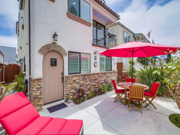 Mission Beach 6 Bedroom Home Steps to the Beach