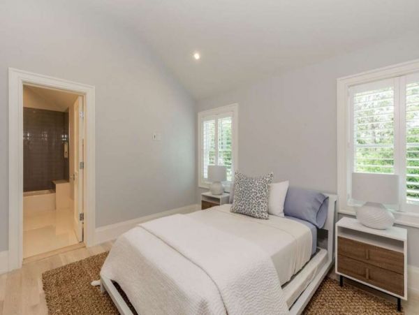 Gorgeous 6 Bedroom Vacation Pool Home in The Hamptons