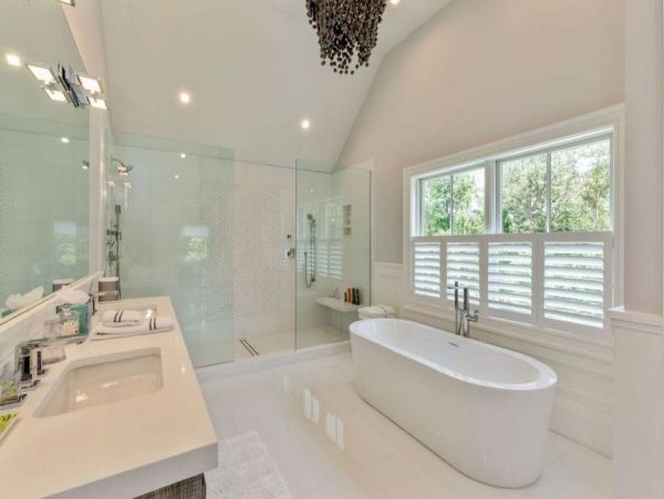 Gorgeous 6 Bedroom Vacation Pool Home in The Hamptons
