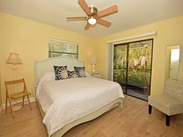 Lovely 3 Bedroom Home with Pool & Spa Walk to Beach
