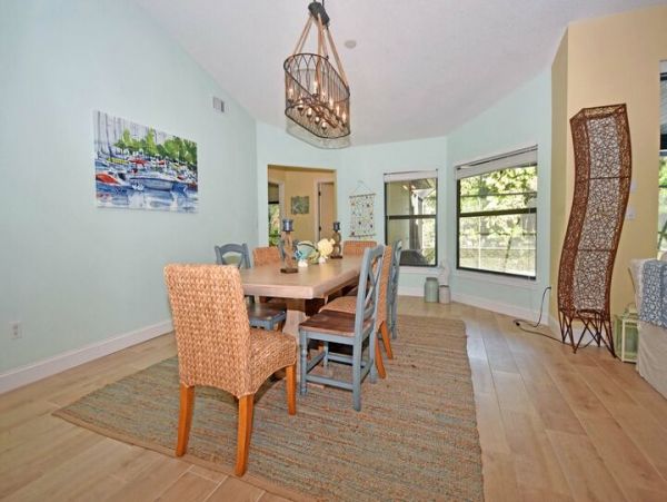 Lovely 3 Bedroom Home with Pool & Spa Walk to Beach