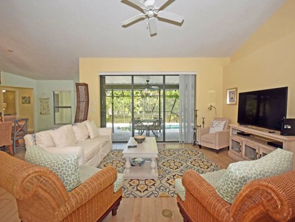 Lovely 3 Bedroom Home with Pool & Spa Walk to Beach