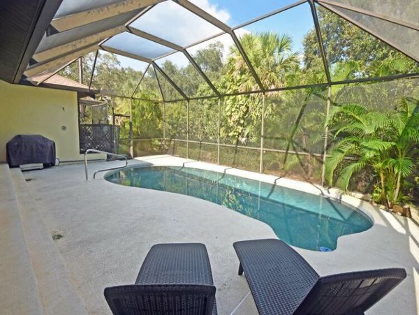 Lovely 3 Bedroom Home with Pool & Spa Walk to Beach