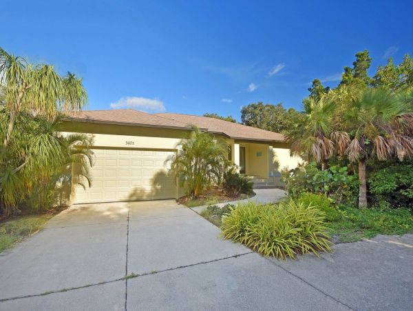 Lovely 3 Bedroom Home with Pool & Spa Walk to Beach