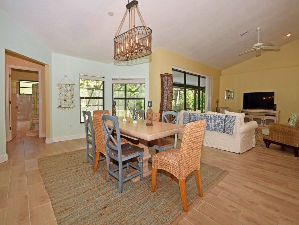 Lovely 3 Bedroom Home with Pool & Spa Walk to Beach
