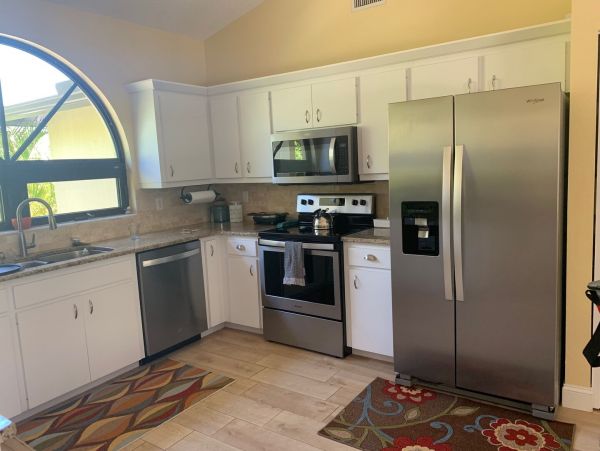 Lovely 3 Bedroom Home with Pool & Spa Walk to Beach