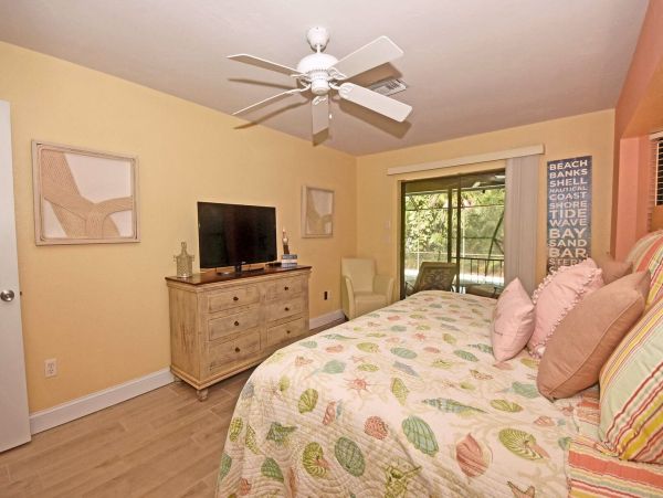 Lovely 3 Bedroom Home with Pool & Spa Walk to Beach