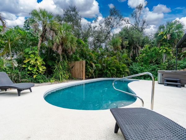 Lovely 3 Bedroom Home with Pool & Spa Walk to Beach