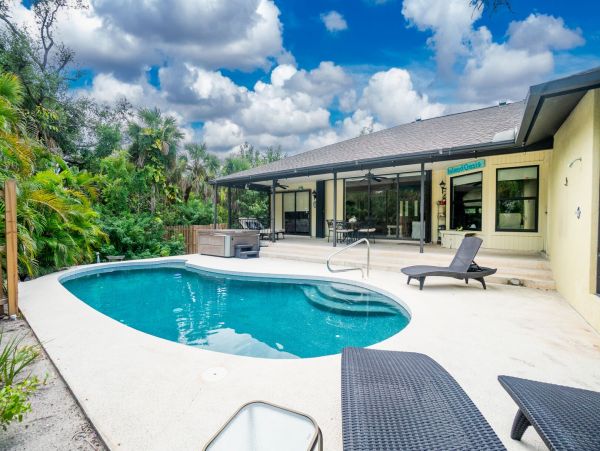 Lovely 3 Bedroom Home with Pool & Spa Walk to Beach