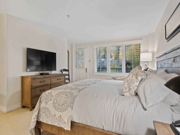 Luxury Condo  Less than 100 yards to Lift in Vail Village