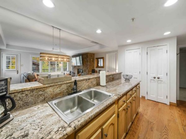 Luxury Condo  Less than 100 yards to Lift in Vail Village