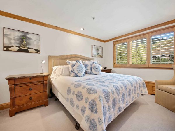 Luxury 2 bedroom 100 yards to Gondola One