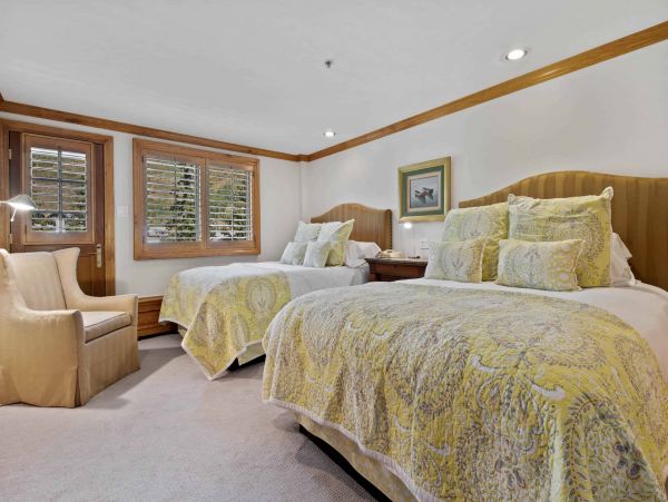 Luxury 2 bedroom 100 yards to Gondola One