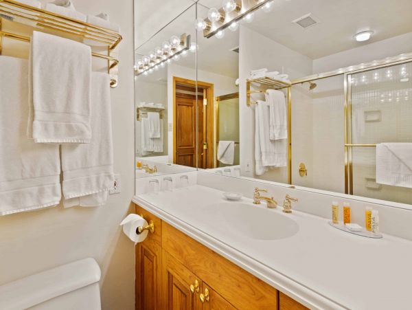 Luxury 2 bedroom 100 yards to Gondola One