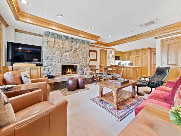 Luxury 2 bedroom 100 yards to Gondola One