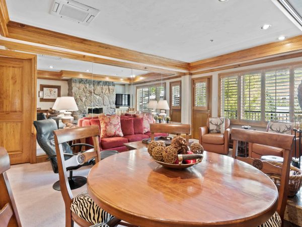 Luxury 2 bedroom 100 yards to Gondola One