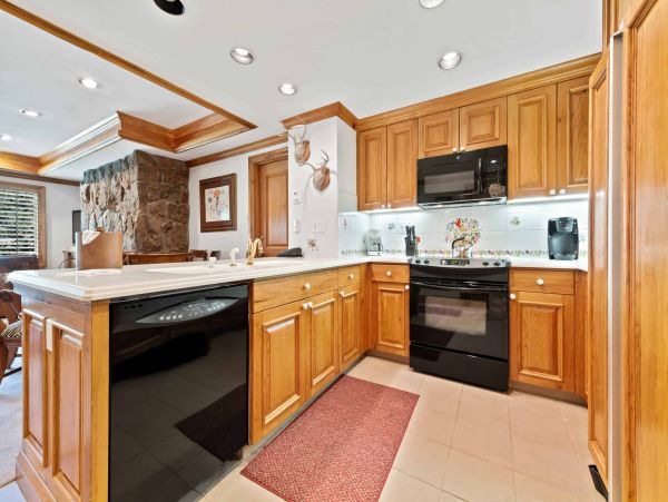 Luxury 2 bedroom 100 yards to Gondola One