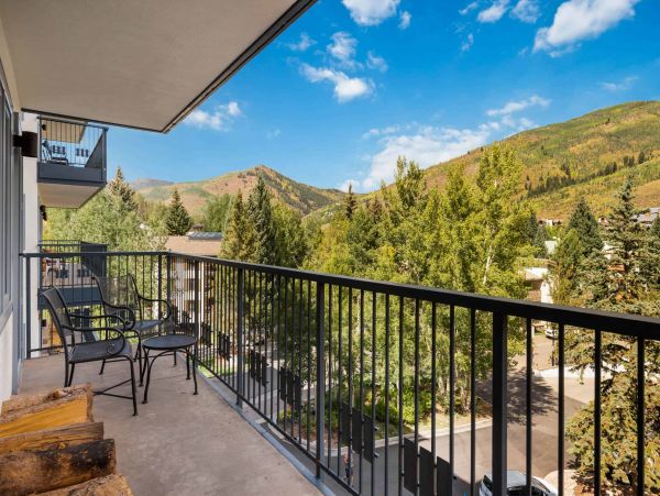 Luxury 2 bedroom 100 yards to Gondola One