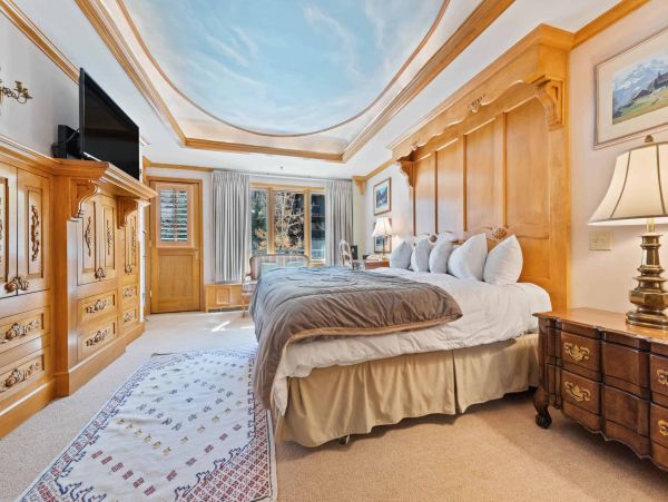 3 bedroom less than 100 yards to Gondola one