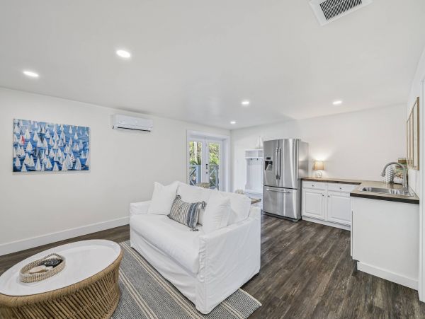 Adorable Beach Vacation Cottage 4 Bedroom Sleeps 11
